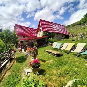 Les Toits Rouges - Le Luxe De La Simplicité Au Bout Du Sentier Couette-café Saint-Étienne-de-Tinée