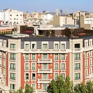 https://the-corner-hotel.topbarcelonahotels.com